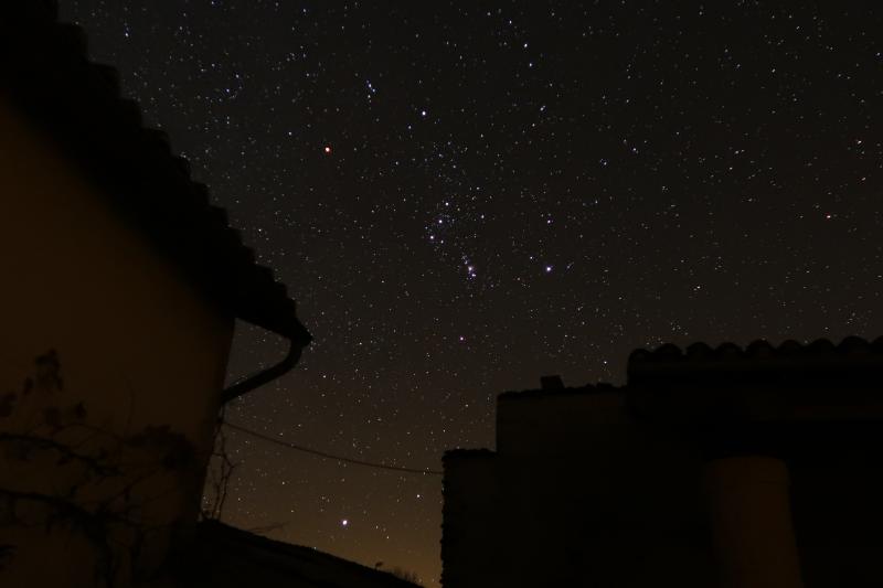 Figure 1. The stars come in many different levels of apparent brightness. (Image courtesy Andrew Paterson).