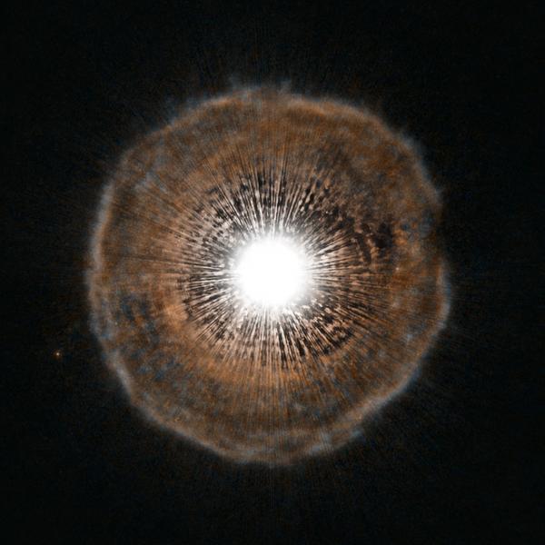 Figure 3. Hubble Space Telescope image of U Cam. ESA/Hubble, NASA & H. Olofsson (Onsala Space Observatory)