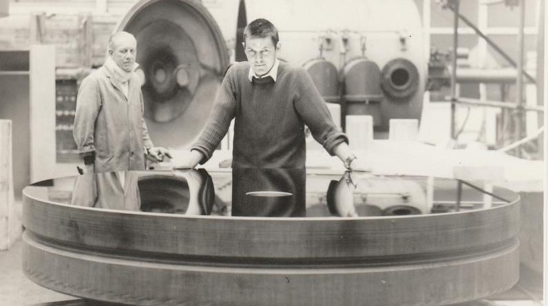 David with the 74-inch Helwan mirror at Grubb Parsons, Newcastle. Courtesy Grubb Parsons