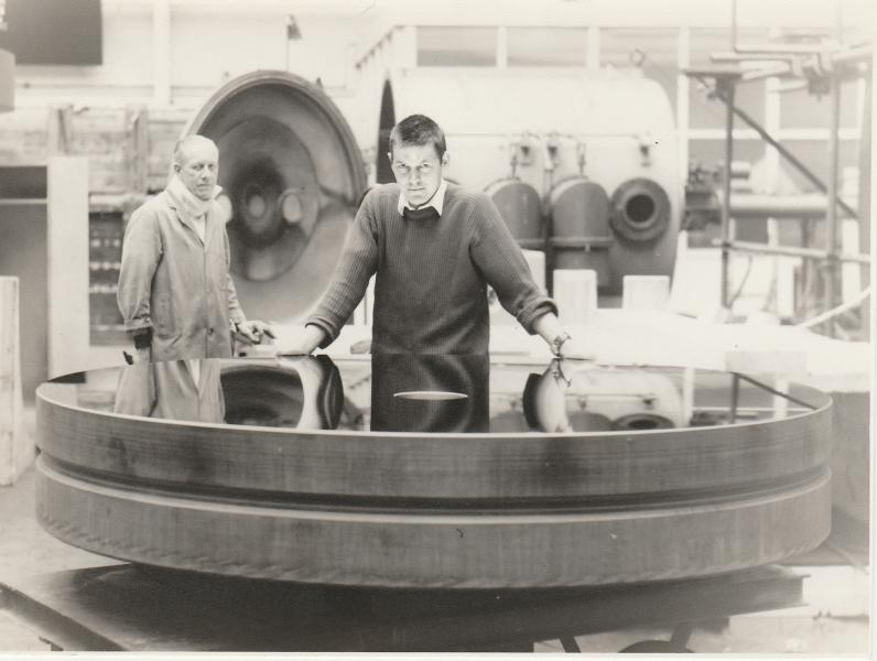 David with the 74-inch Helwan mirror at Grubb Parsons, Newcastle. Courtesy Grubb Parsons