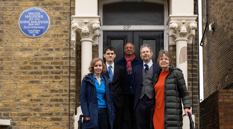Prof Sarah Matthews, Dr Nicholas Heavens, Prof Sanjeev Gupta, Dr David Arditti and Dorrie Giles, with the plaque remembering Walter and Annie Maunder.