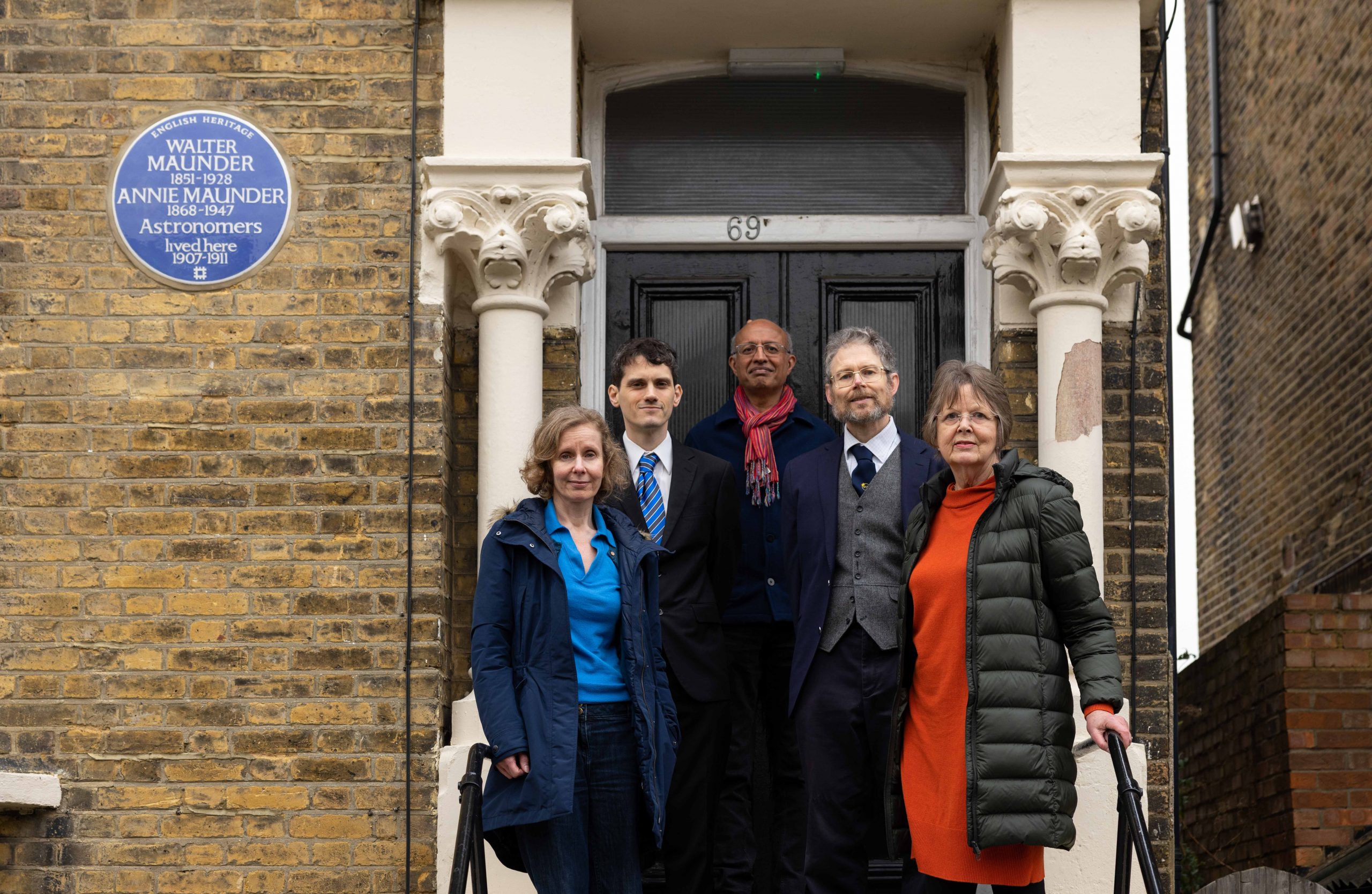 Prof Sarah Matthews, Dr Nicholas Heavens, Prof Sanjeev Gupta, Dr David Arditti and Dorrie Giles, with the plaque remembering Walter and Annie Maunder.